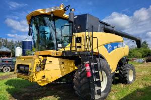 2002 New Holland CR970 combine