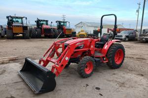 Kioti DK 4720 tractor with loader