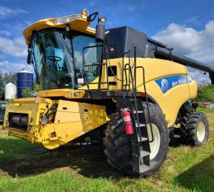 2008 New Holland CR9070 combine