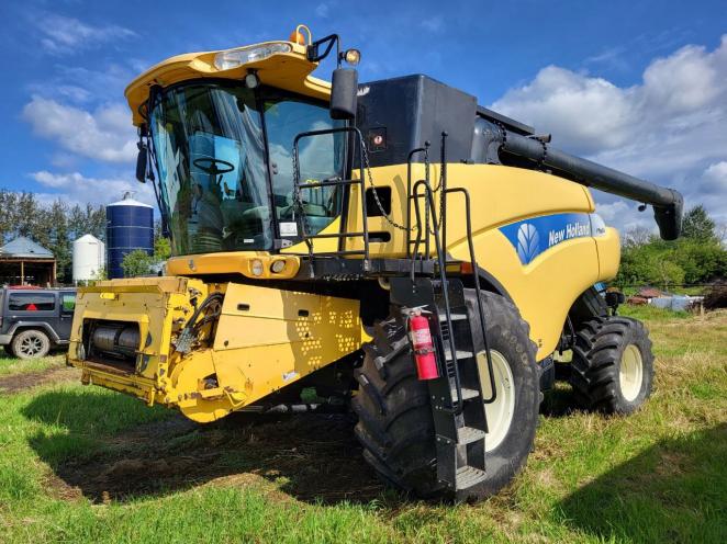 2002 New Holland CR970 combine